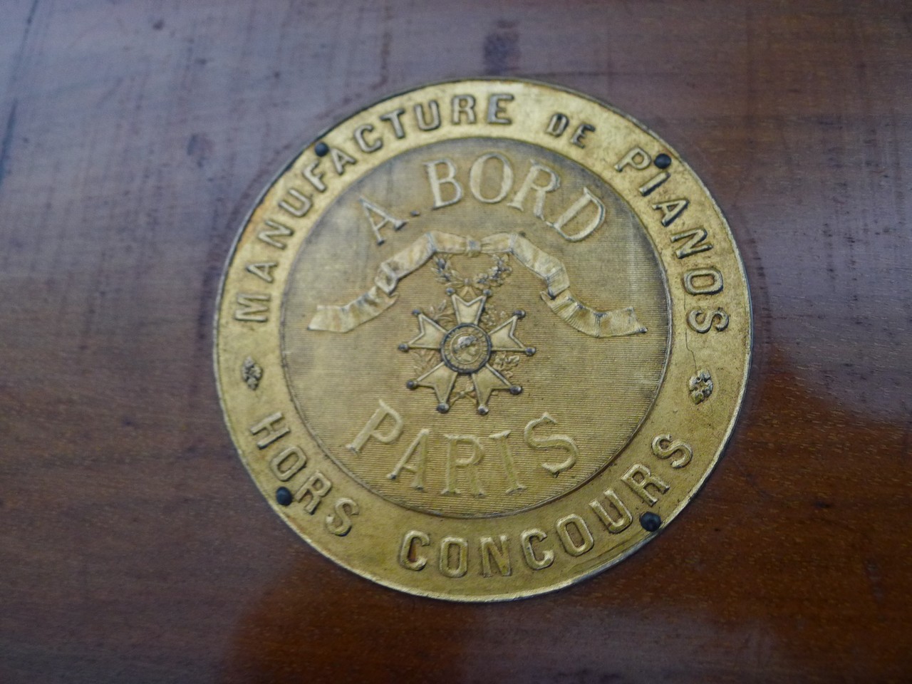 Bord upright piano plaque